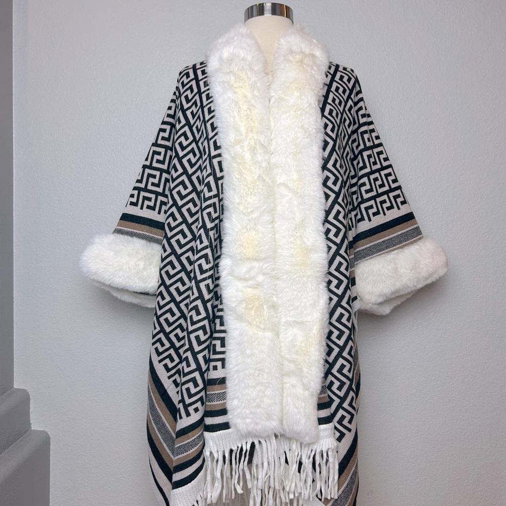 Poncho Cape Shawl Coat Women's One Size Faux Fur Trim White Black Geometric NWT